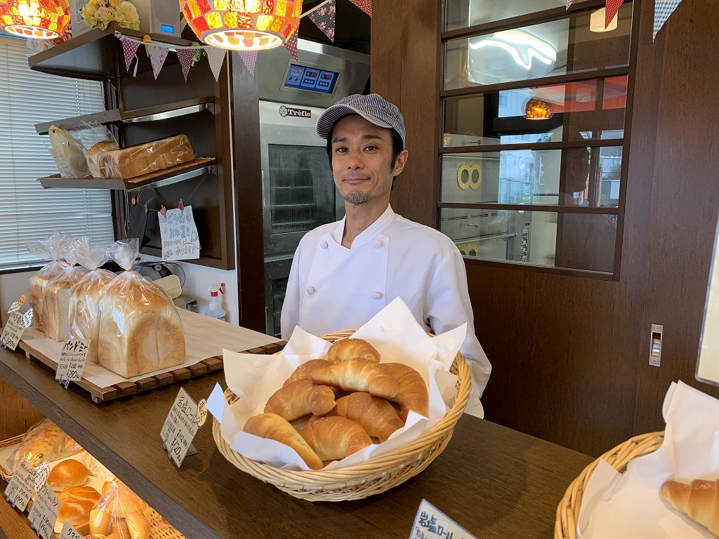 茅ヶ崎の漁港で取れた魚を使って作られた魚醤である”えぼしの雫”を加え、潮の香と旨味を味わえる食パンです。 どんな方にも安心して食べてもらえるよう、国産の原材料を使用し、添加物不使用で作っています。