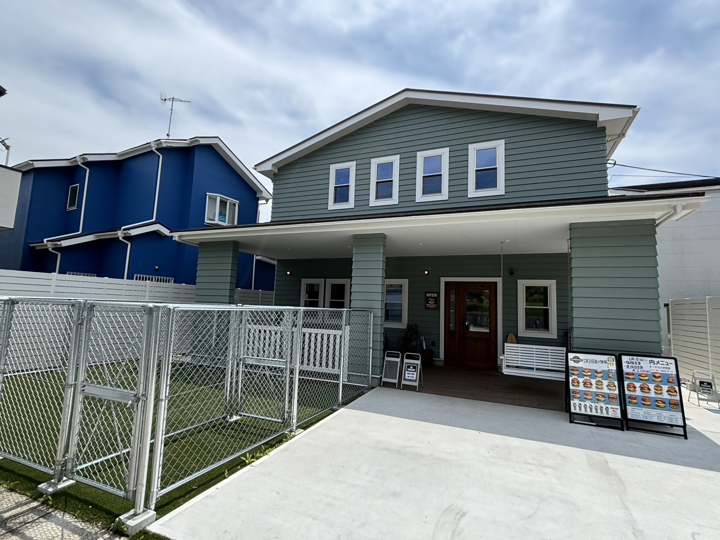 バンズ、パティ、ベーコンまで全てが手作り!?!? 味はもちろん、レタスの食感など、こだわりの詰まったバーガー！！ スモークベーコンは一週間かけ調理し、分厚く切りました！ ぜひ味わってみてください。